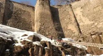 Bitlis Kalesi'ndeki Kar Kütlelerini Dağcılar Temizledi