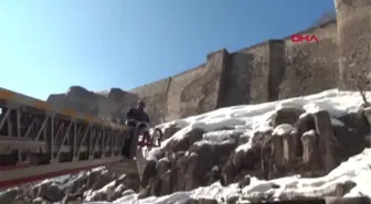 Bitlis Kalesi'ndeki Kar Kütlelerini Dağcılar Temizledi