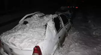 Çatılardan Düşen Kar ve Buz Kütleleri 10 Araca Zarar Verdi