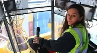 Bu Limanda Tonlarca Ağırlıktaki Yükler Ojeli Parmaklara Emanet