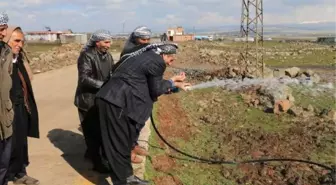 Mahalleli Yıllar Sonra Hortumdan Akan Suyla Fotoğrafı Çektirdi