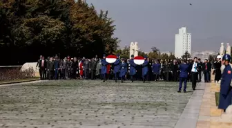 Bakan Akar'ın Eşinden Anıtkabir'e Ziyaret