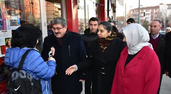 Başkan Can, Sabahın İlk Saatlerinde Kadınlara Çiçek Verdi
