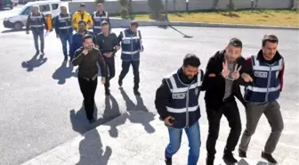 Bıçakla Adam Yaraladı, Zafer İşareti Yapıp 'Yakışıklı Çek' Dedi