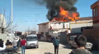 Geniş Haber) Ataşehir'de Mobilya İmalathanesinin Çatısında Yangın