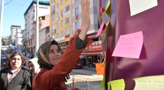 Her Kadın Kendini Temsil Eden Rengi Seçti, Duygularını Yazdığı Kağıdı Ağaçlara Yapıştır
