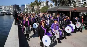 İzmir'de Kadınlardan Mor Yürüyüş