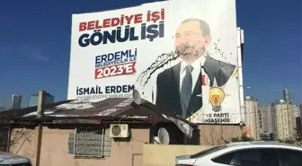 AK Parti Ataşehir Adayı İsmail Erdem'in Afişlerine Boyalı Saldırı