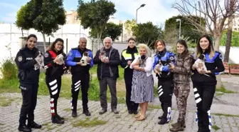 Anne ve Yavru Köpeklere Polis Şefkati