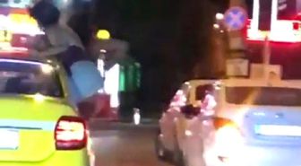 İki Genç Kadından Takside Tehlikeli Hareketler