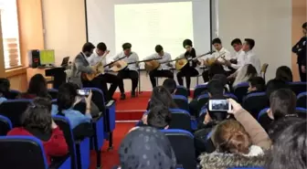 Öğrenciler Mini Konserler Vererek, Okullarını Tanıtıyor