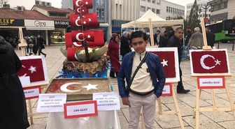 Minikler Şehidin Mezarından Aldıkları Toprakla Türk Bayrağı Yaptı