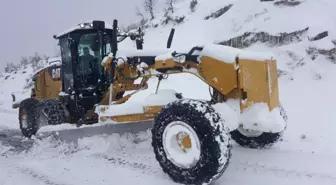 Kapanan Köy Yollarının Açılması İçin Çalışmalar Devam Ediyor