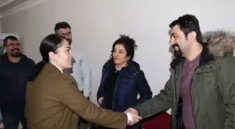 Karaköprü Adayı Aslan, Sağlık Çalışanlarına Karanfil Dağıttı