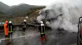 Tıra Çarpan Otomobil Alev Aldı : 2 Yaralı