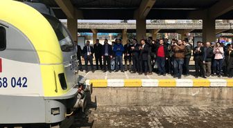 7 Yıl Sonra Yeniden Adapazarı Garı'na Gelen Ada Treni Bayraklarla Karşılandı
