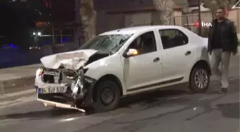 Üsküdar'da Otomobil ile Motosiklet Kafa Kafaya Çarpıştı: 2 Yaralı