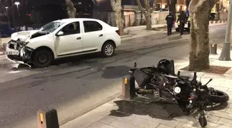 Üsküdar'da Otomobil ile Motosiklet Kafa Kafaya Çarpıştı: 2 Yaralı