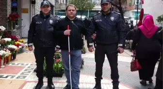 Görme Engelli, Her Ay Maaşını Çekmek İçin Polisi Arıyor