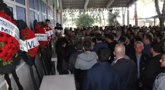 Oğlunun Cenaze Törenine Kelepçeli Olarak Katıldı