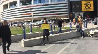 Gözünü Kapattı Ayrım Yapmayanların Sarılmasını İstedi