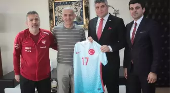 Oğuz Çetin, Başsavcı Yılmaz'ı U17 Elit Tur Maçlarına Davet Etti