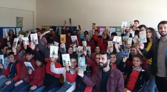 Üniversitelilerden Ortaokul Öğrencilerine Kitap Hediyesi