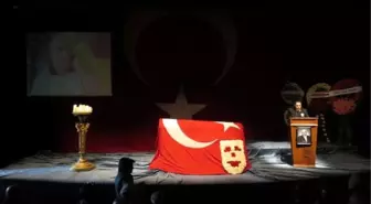 Oyuncu Ümit Yesin İçin Kadıköy Haldun Taner Sahnesinde Tören Düzenlendi