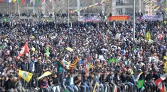 Diyarbakır'da Nevruz; Toprağa Gömülü Öcalan Posterleri Bulundu (2)