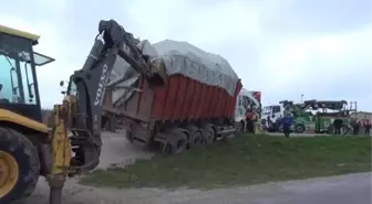 Silivri'de Hurda Yüklü Kamyon Devrilmekten Son Anda Kurtarıldı