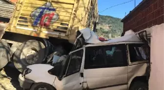 Freni Boşalan Tır, Hafif Ticari Aracı Altına Alarak Tek Katlı Eve Çarptı