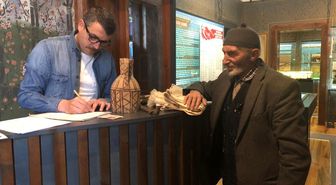Kaybettiği Eşinin Ehramını Şehir Müzesi'ne Bağışladı