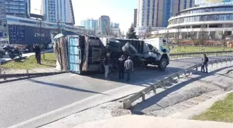 Tem Bağlantı Yolunda Kamyonun Dorsesi Devrildi, Yol Trafiğe Kapandı