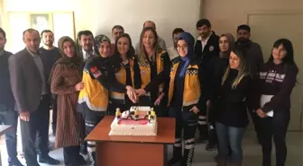 Acil Tıp Teknisyenleri Pasta Kesti