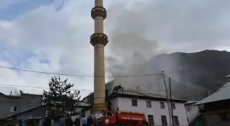 Caminin Çatısı Yandı