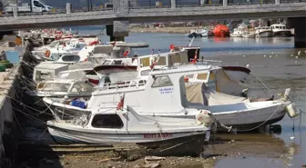 Çanakkale'de Suların Çekilmesiyle Tekneler Karaya Oturdu
