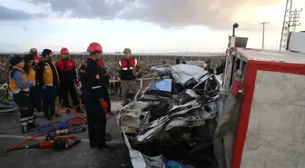 Şanlıurfa'da Otomobil Römorka Çarptı: 2 Ölü, 5 Yaralı