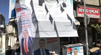 Adli Sicil Kaydını 9 Metrekarelik Afişe Bastırıp, Meydanlara Astı