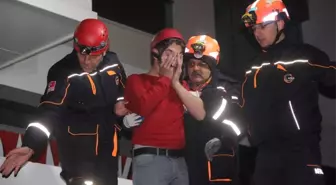 Asma Tavanı Çöken Markette Mahsur Kalan İki Kişi Kurtarıldı