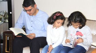 Öğretmenin Kitap Okuma Aşkı Evlere Taşındı