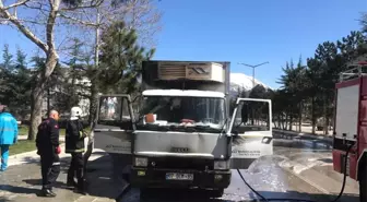 Seyir Halindeki Lojistik Kamyonu Alev Aldı