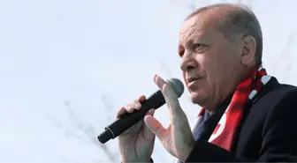 Erdoğan, Bolu'da Bir Aşk Hikayesi Şarkısı Eşliğinde Vatandaşlara Gül Attı