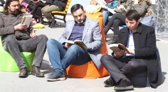 Minderlerini Kapan Öğrenciler Aileleriyle Kitap Okudu