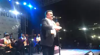 Bülent Serttaş Sahne Direğine Tırmandı