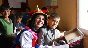 Oynadıkları Oyunun Gelirini Çocuklara Dağıttılar