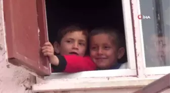 Oynadıkları Oyunun Gelirini Çocuklara Dağıttılar