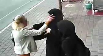 Başörtülü Kızlara Saldıran Kadın Gözaltına Alındı