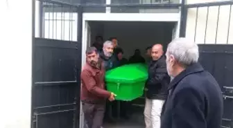 Kamyonetin Altında Kalan Motosikletlinin Feci Ölümü