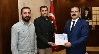 Vali Akbıyık'a 'Hakkâri Doğa Sporları Rotaları' Kitabı Takdim Edildi