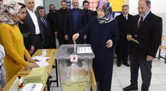 Herkes Demokratik Hakkını Kullanmak İçin Sandığa Koşuyor'